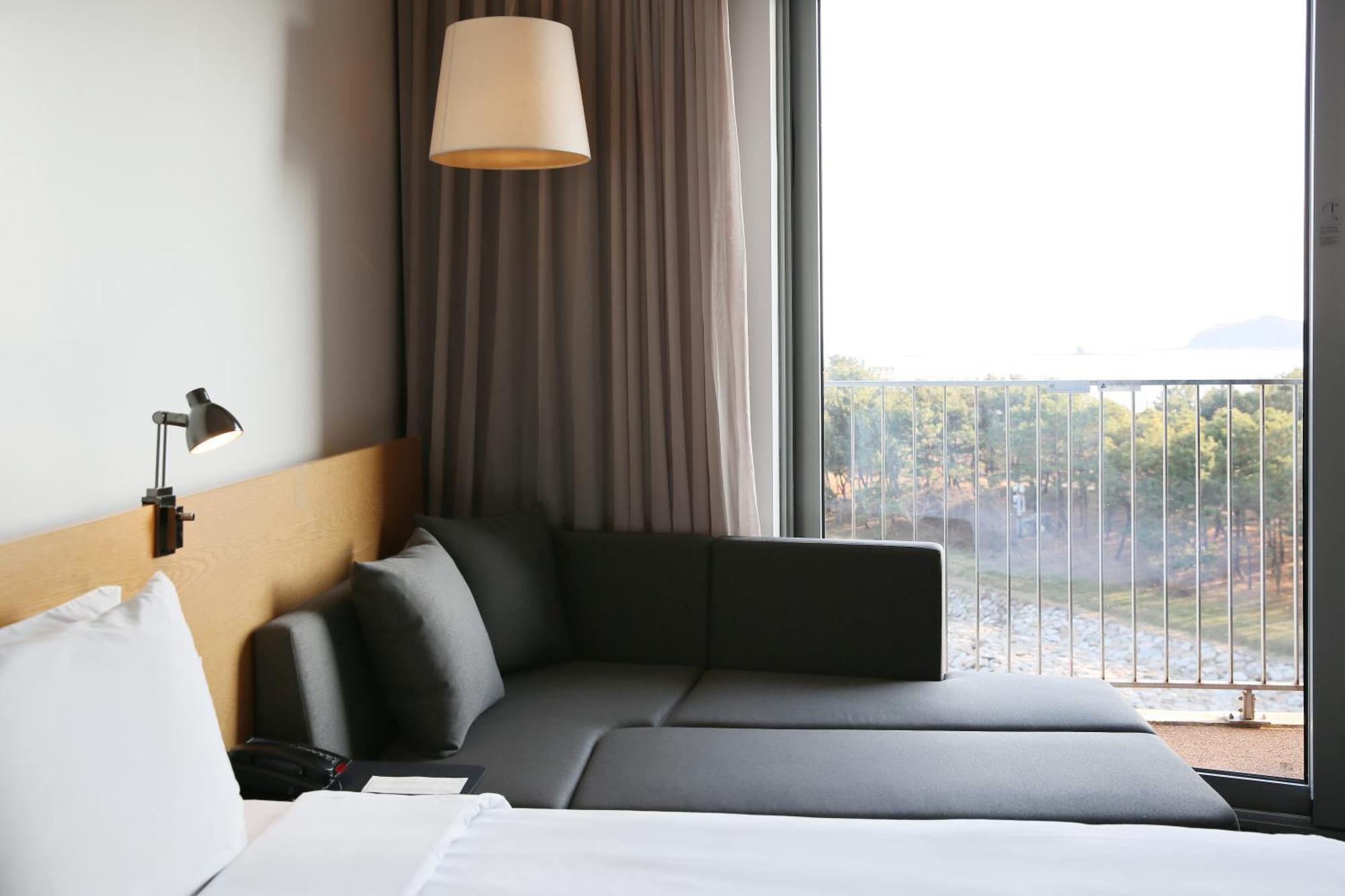 Nest Hotel Inčchon Exteriér fotografie A room at the hotel