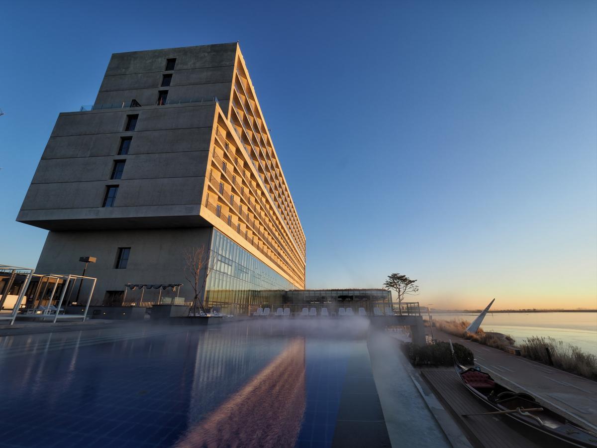 Nest Hotel Inčchon Exteriér fotografie The hotel at sunset