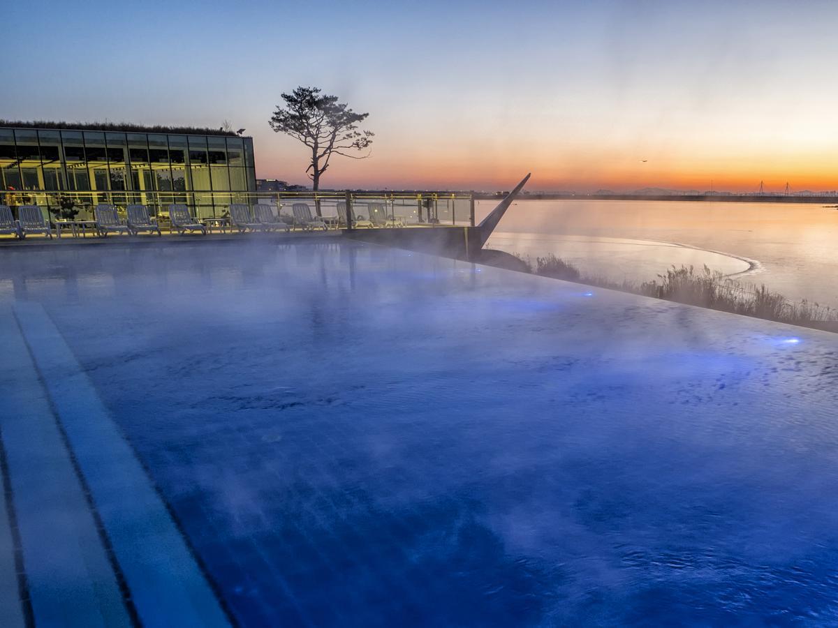 Nest Hotel Inčchon Exteriér fotografie The Sky Bar at the top of the hotel